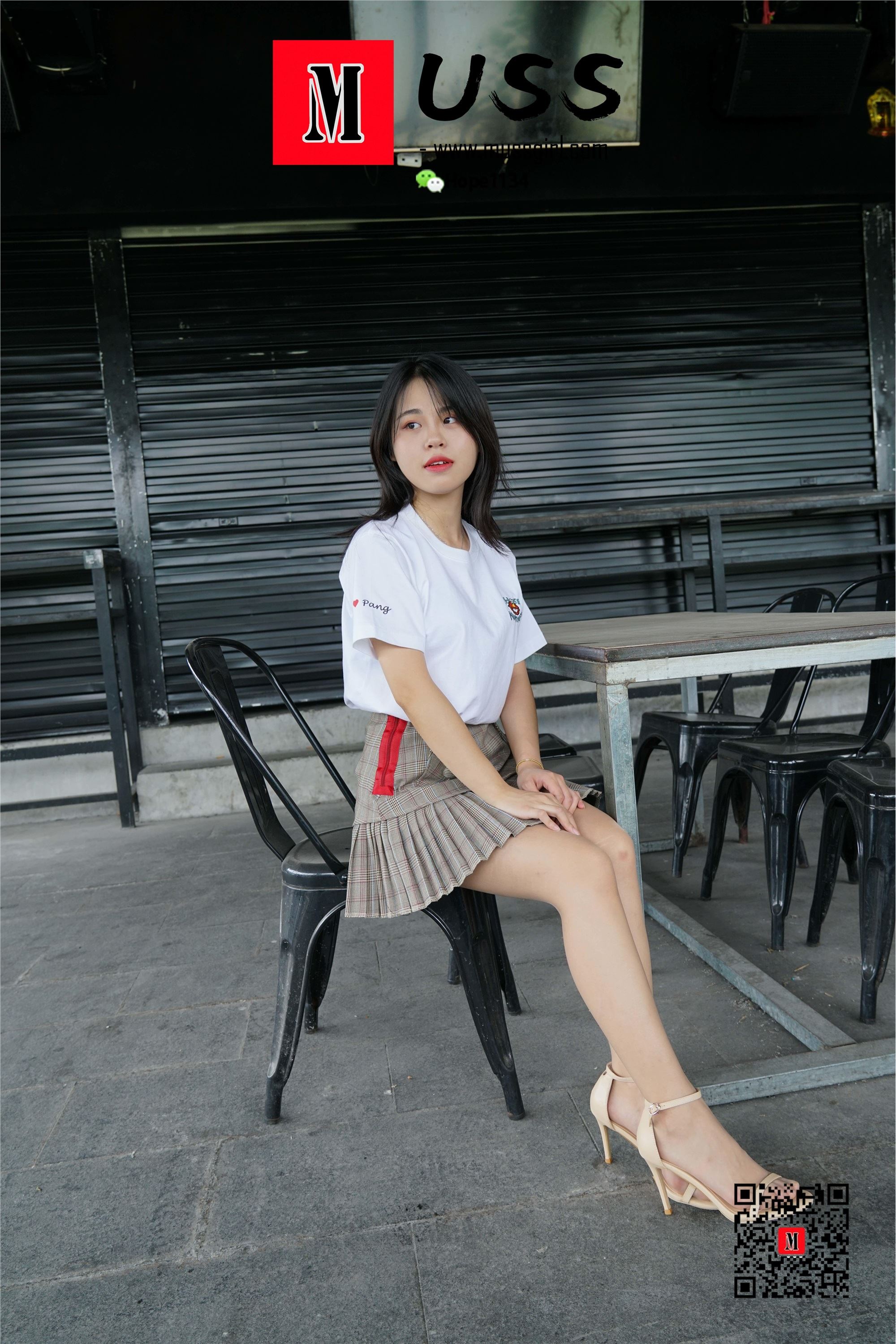 MussGirl慕丝女郎  NO.008 拍过模特的美足，那化妆师璐璐的呢？